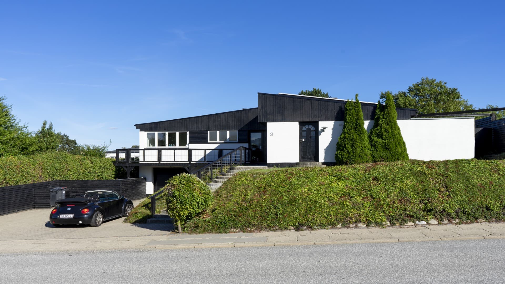 House with own parking lot